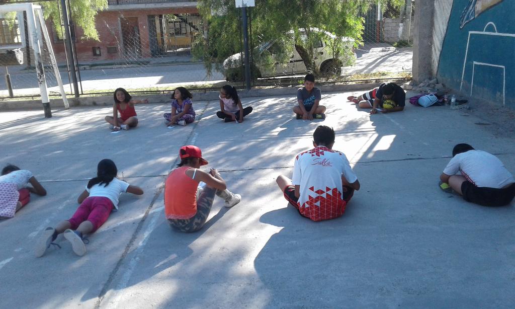 Jesi232323's tweet photo. #MareaAzulPE  actividades grupales, y valoración del trabajo en equipo . Playon barrio mosconi
# @rubem_dario29 https://t.co/6Y3kNqICrf