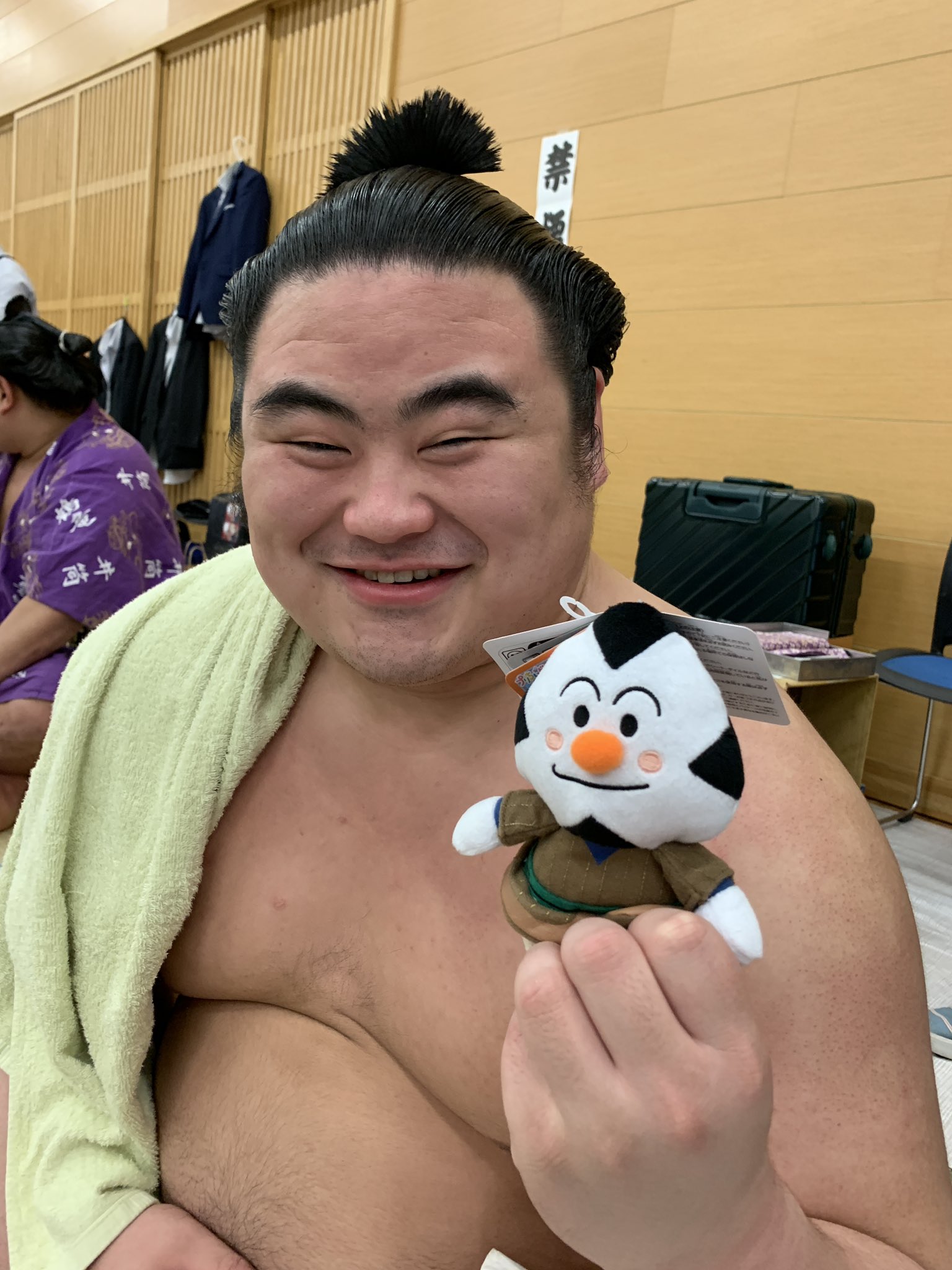 常盤山部屋 隆の勝 ファンの方からおむすびまんの人形をもらったでござんす Sumo