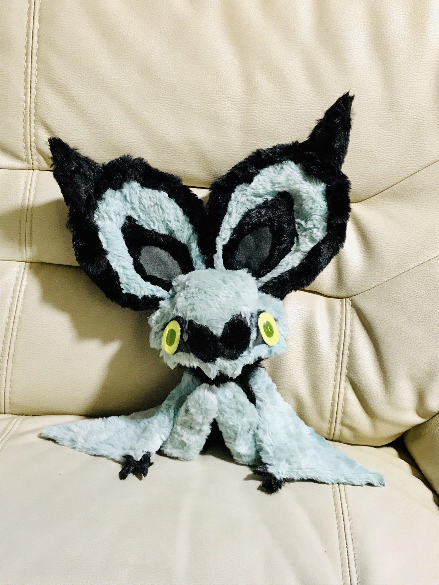 フタ オンバットのぬいぐるみを自作しました 色合いがかわいくて好きなので色違いバージョンです ちょっとリアルな雰囲気を目指したお顔にしてみました そろそろ来るハロウィンにぴったりな感じです ポケモン手芸部 オンバット T Co