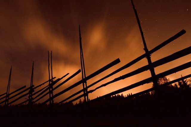 digikuvaaja's tweet image. Maailmanlopun tunnelmaa. Koirien kanssa iltalenkillä huomasin, että pokkari oli jäänyt taskuun. Olisipa ollut kolmijalka toisessa taskussa... no jotain sain kuitenkin talteen. #nightscapes #ruralviews #countryside #sonyrx100 #doomsday ift.tt/2QN1Vqr