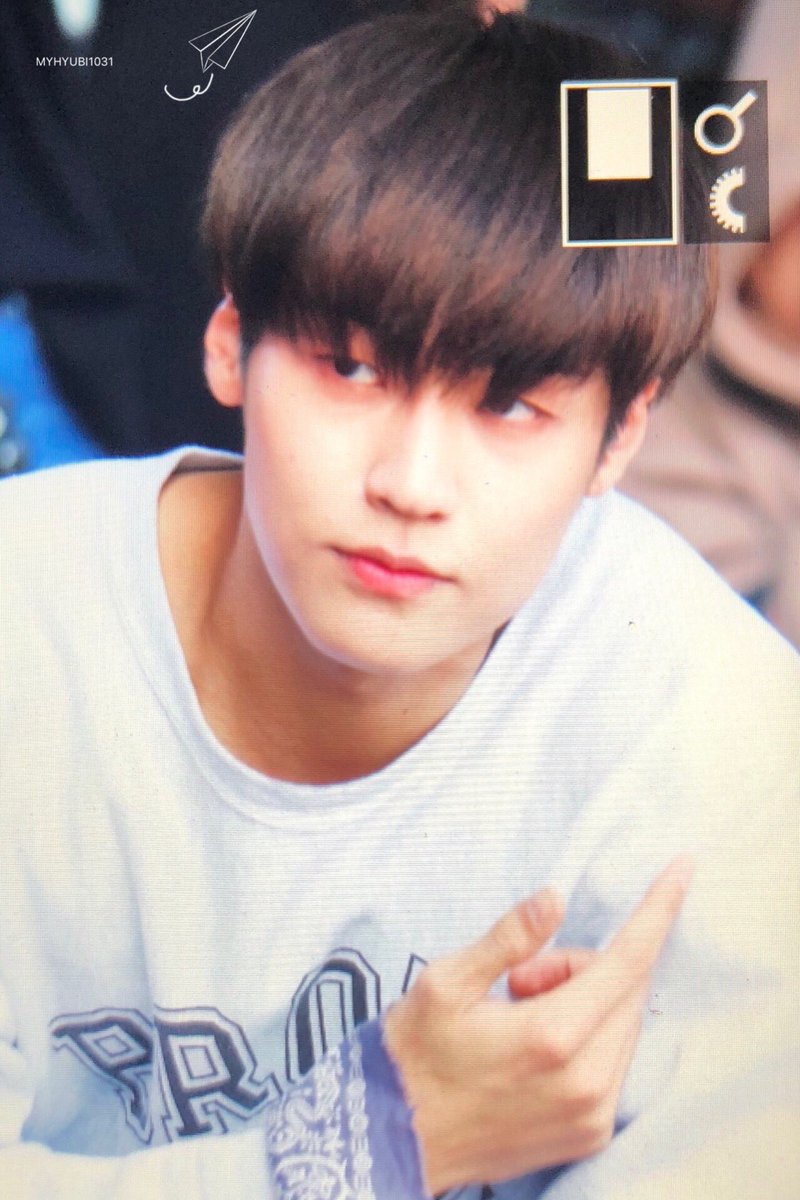 MyHyubi1031's tweet photo. 181013 버스킹 
 #엔플라잉 #이승협 #제이던 #NFlying #승짱 
📷📷📷
@NFlyingofficial https://t.co/LAAId8qqbb