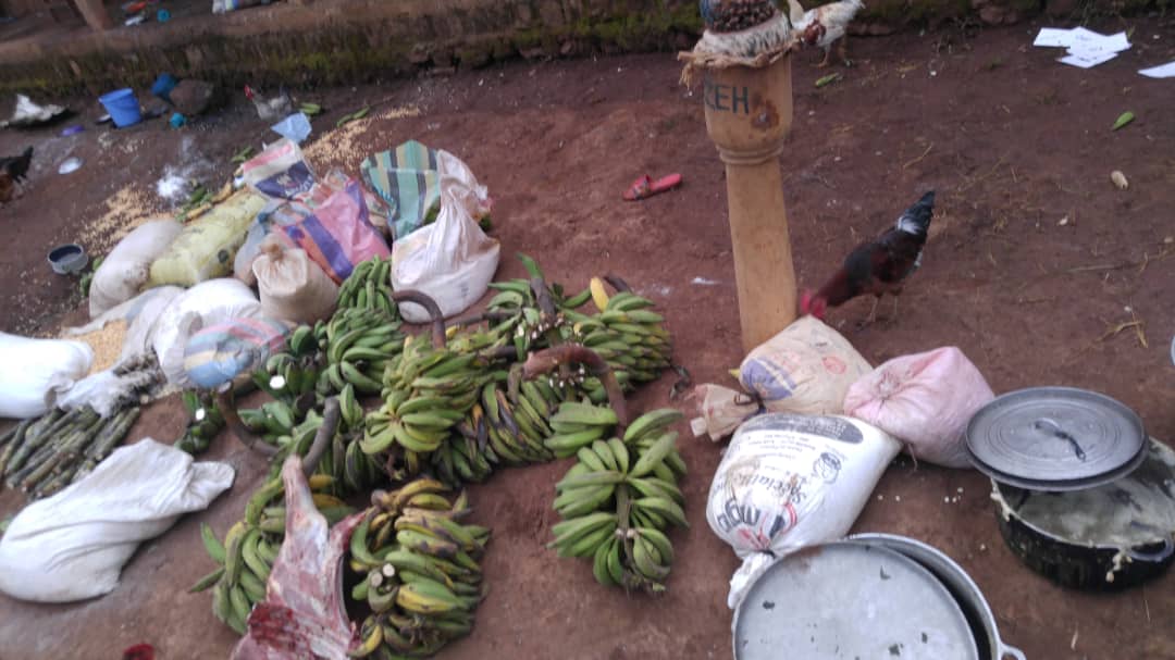 CMRNewsAgency's tweet photo. #cameroon Soldiers burn civilians in Ngoketundjia Division in the North West region. The Soldiers claimed they were Ambazonia fighters. But how come the fighters were living in big houses and could not spell Federal nor Ambazonia as seen in one of the pictures. https://t.co/UkGSO89wKM