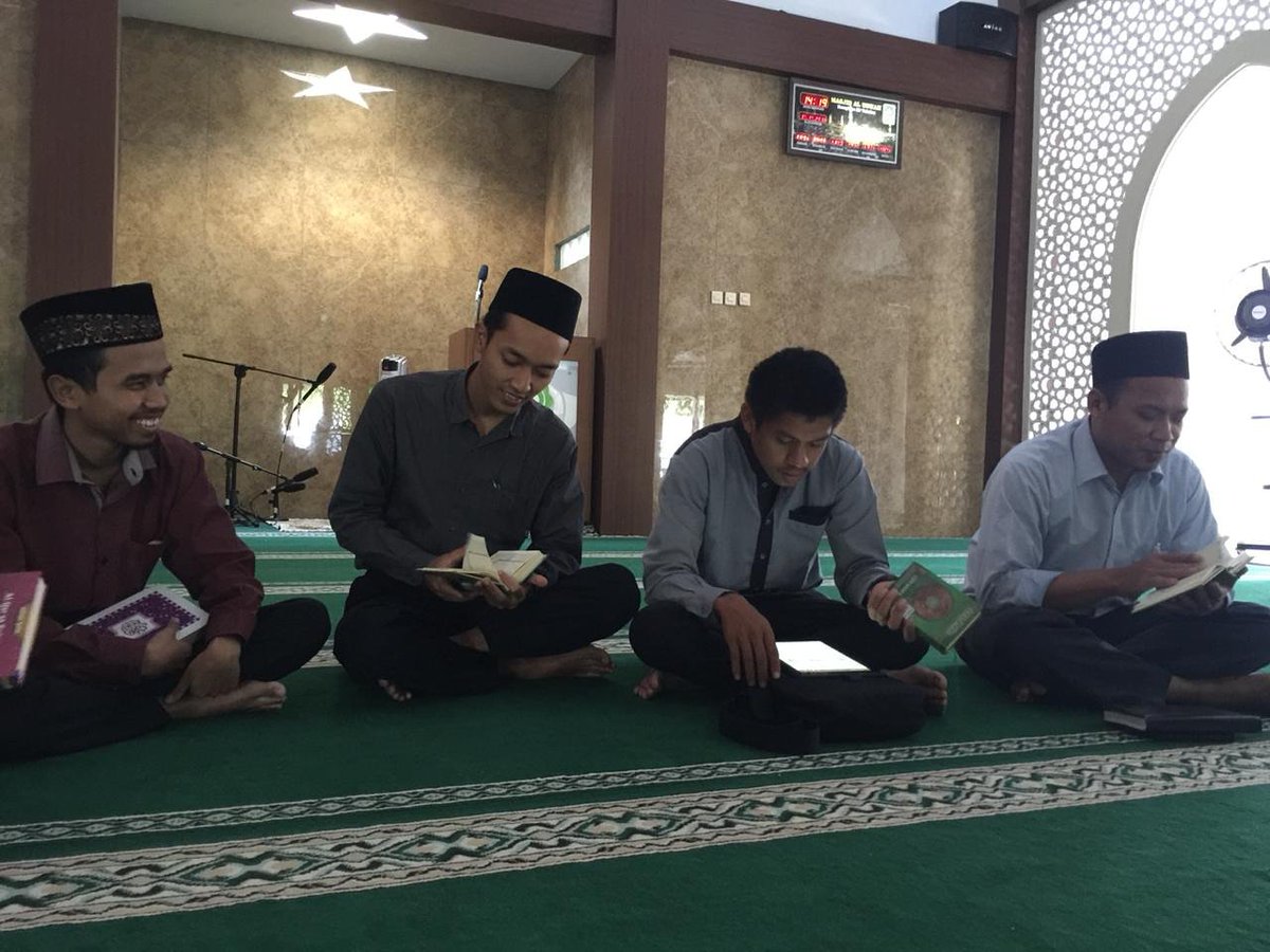 albarrahmann's tweet photo. Sahabat yang tengah syahdu memulai tadurassan, jangan contoh yang lagi asyik dengan tab. Yuk mencontoh mereka yang menebar senyum kebaikan, tidak tidak dengan yang cuek menunduk. Yuk mencontoh meraka yang khusuk memulai kebaikan dengan niat ikhlas mencari ridho Ilahi.
#latepost https://t.co/pD38ikDO9y