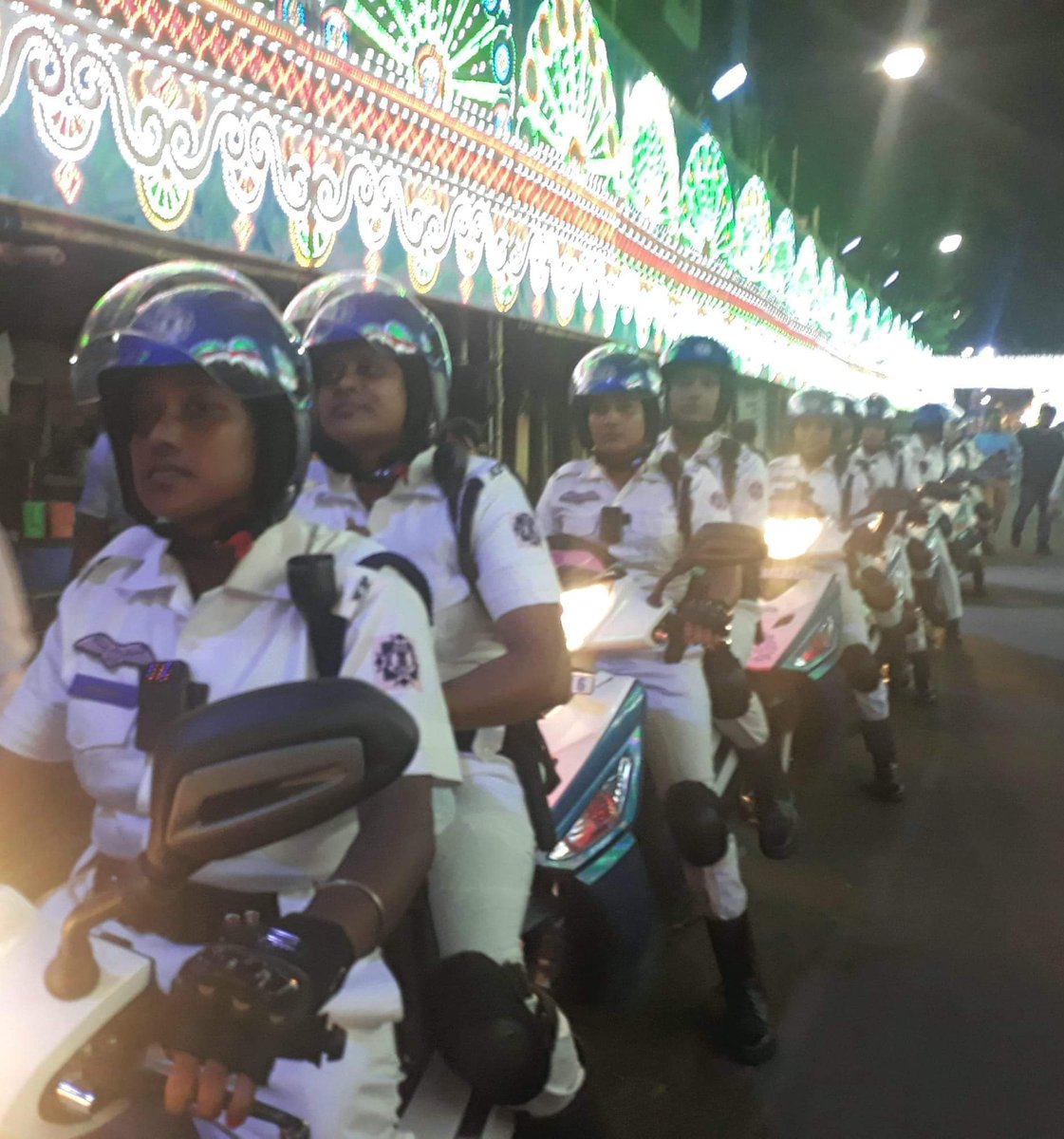iamharshpansari's tweet image. First hundred lady seargent recruited by @KolkataPolice. Their first acid test is this #DurgaPuja2018
Wishing good luck, good experience.

I appeal to my followers and my friends to please wear helmet.
#SaveDriveSaveLife