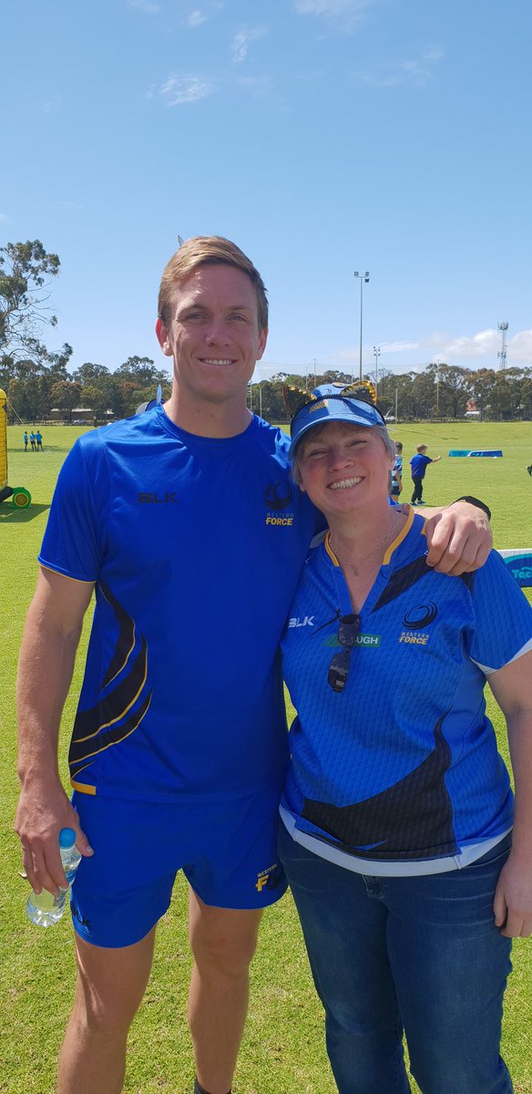 scarabcat's tweet image. Great to see DHP back in @westernforce blue! Doing a grand job with the @RugbyRoosAU in the pre-match entertainment for the Jnrs. #FORvDRU #Oink 🐷💛🐽🖤🐷