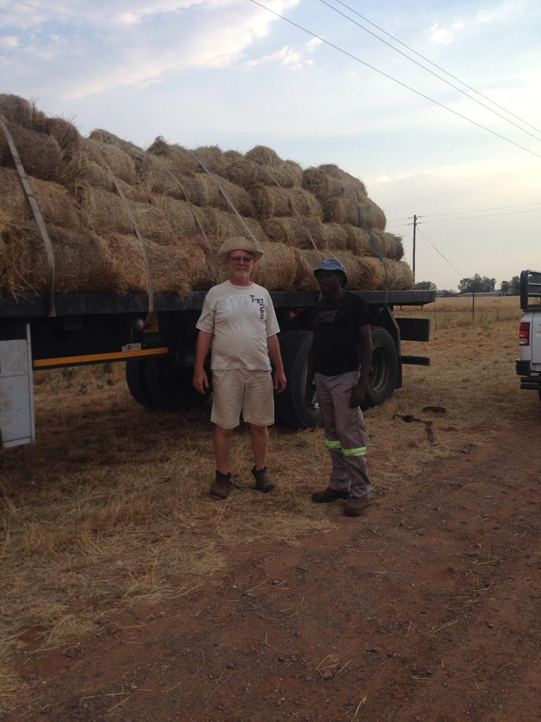 boere_in's tweet photo. #Boereinnood
@Klankkoerant 
@ESaampraat 
Vrag voer naby  Radium  gelaai  Baie baie dankie oom Awie vir skenking. Dan groot dankie Jaco van Afriforum  wat vervoer gereel het .Vrag is oppad na  Ellisras https://t.co/QDO1FOIMOy