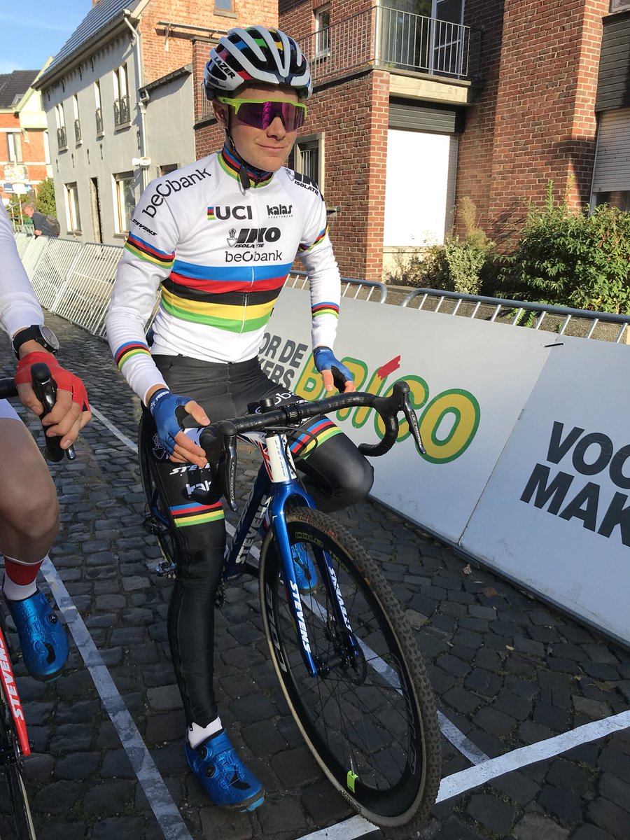 Here he is! 😎 Wereldkampioen @BTulett98 maakt zijn rentrée vandaag in Lokeren! 🌈 Good luck! #IKOBeobank #IKOPushingLimits