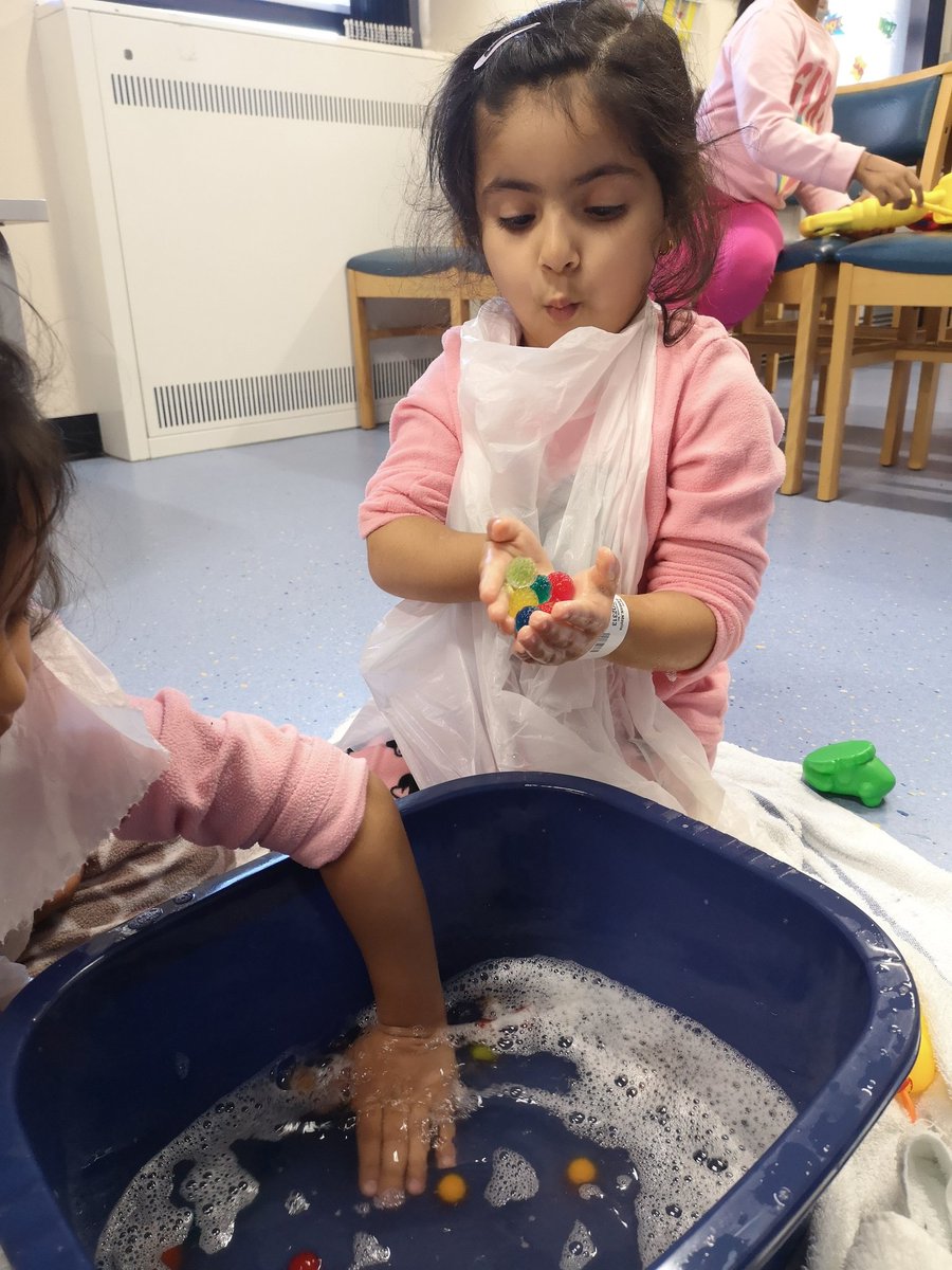 ChildrenLounge's tweet photo. Water Play ! ๐
We had fun using the aqua beads.
@Leeds_Childrens @Leeds_Cares
@LeedsHospitals #playmatters
@nahpsofficial #PiHW2018 https://t.co/WozqBHuAYd