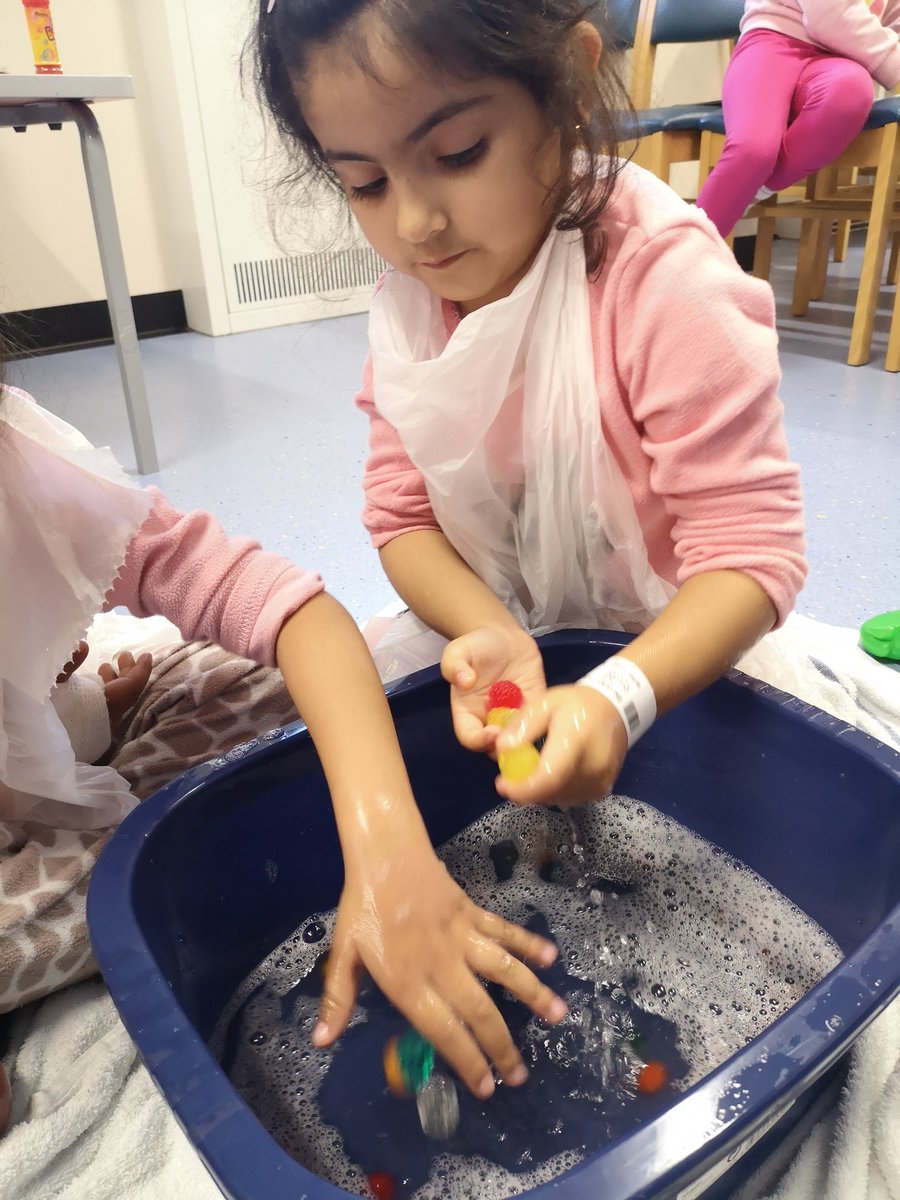 ChildrenLounge's tweet photo. Water Play ! ๐
We had fun using the aqua beads.
@Leeds_Childrens @Leeds_Cares
@LeedsHospitals #playmatters
@nahpsofficial #PiHW2018 https://t.co/WozqBHuAYd