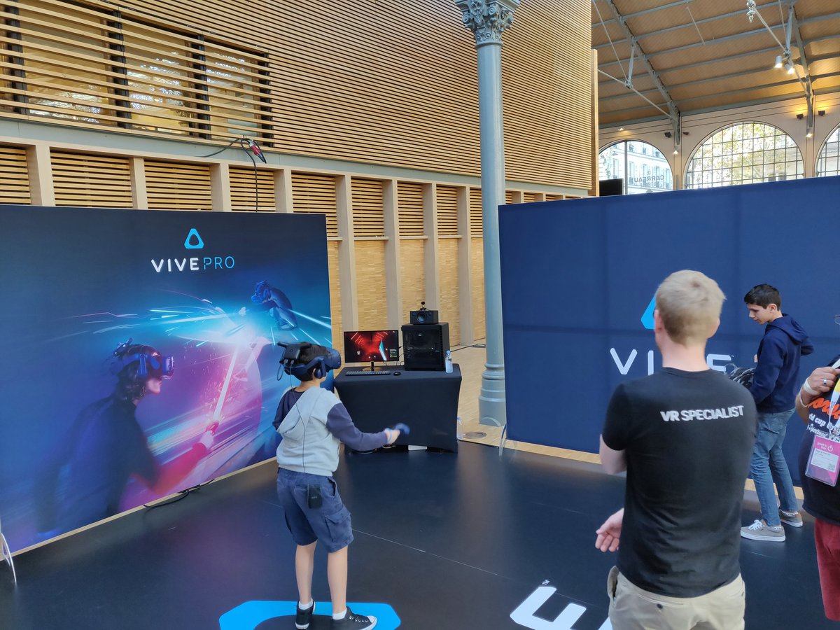 JournalDuGeek's tweet photo. Chez #HTCVive, présentation du #VivePro avec le nouveau #ViveWireless sur une démo sur le jeu #VR #BeatSaber https://t.co/HnTXY0wy8Z