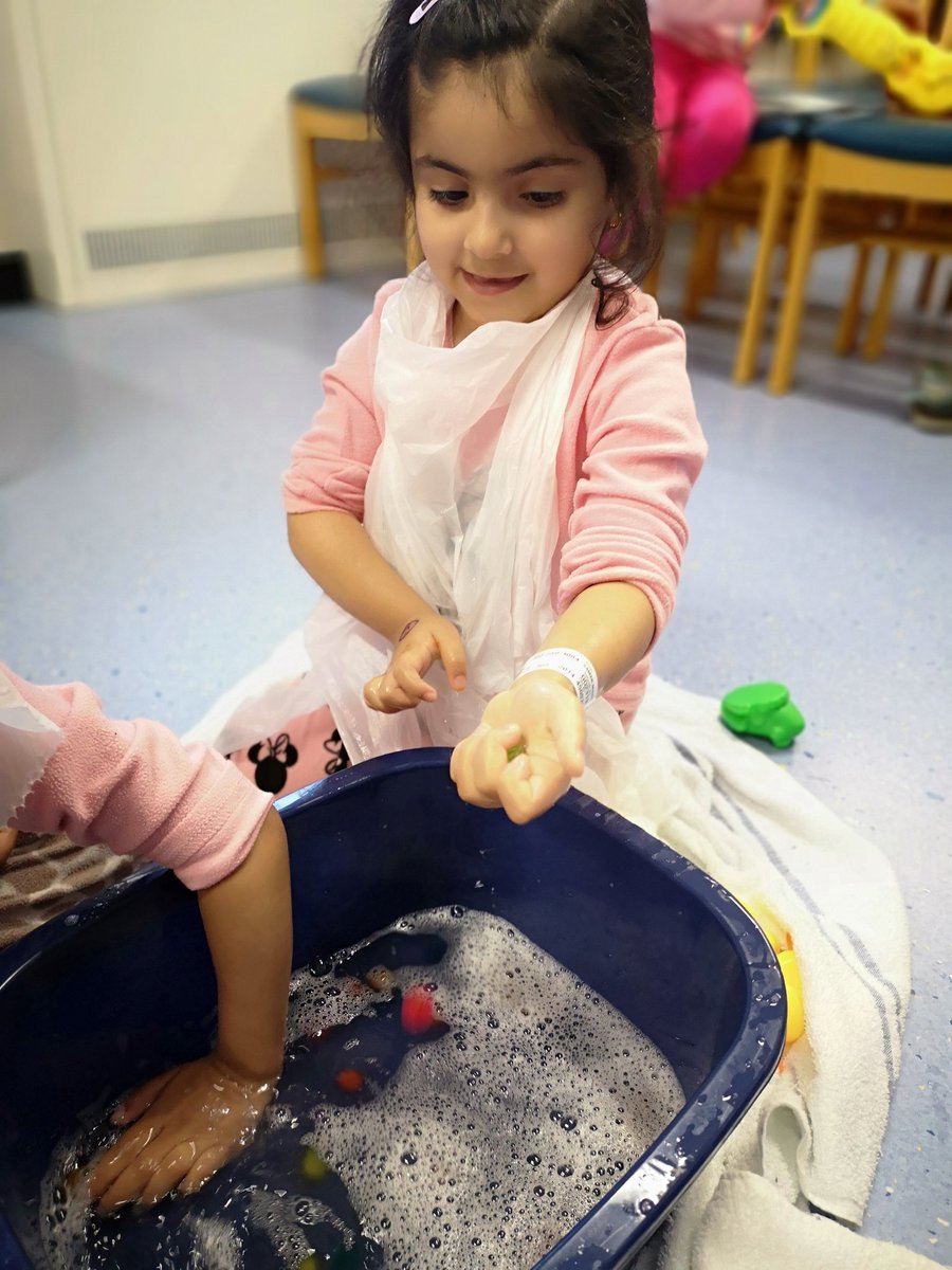 ChildrenLounge's tweet photo. Water Play ! ๐
We had fun using the aqua beads.
@Leeds_Childrens @Leeds_Cares
@LeedsHospitals #playmatters
@nahpsofficial #PiHW2018 https://t.co/WozqBHuAYd