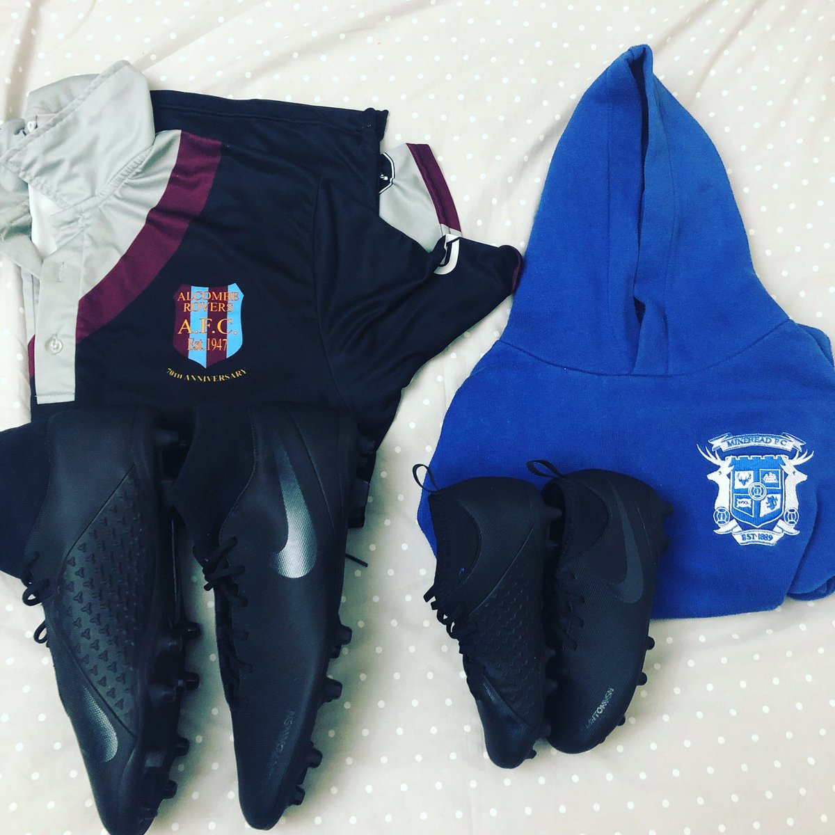 sclynch10's tweet photo. It’s football day! Tyler’s first ever match for @MineheadAFC Then the @alcomberoversfc cup game for daddy! #FatherAndSon #Bestfriends #TylerJames #MatchingBoots #NewBoots #Nike #football #Goals #Grassroots #YouthFootball #Undersevens  #Somersetjuniorcup @SomersetFA https://t.co/mY5NIQahwD