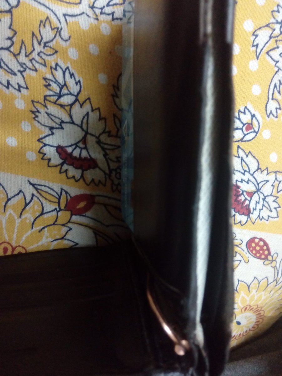 calloushead's tweet photo. Dear @LPLouisPhilippe are you selling cheap Bangkok wallets in the name of 'premium leather wallets'? Less than six months, and the wallet has come apart. Need a refund or replacement. And you better respond! https://t.co/9CDgWp1Riy