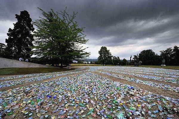 OneGreenPlanet's tweet image. What’s the Problem with Plastic Bottles? onegreenplanet.org/animalsandnatu… #CrushPlastic #Eco #Environment