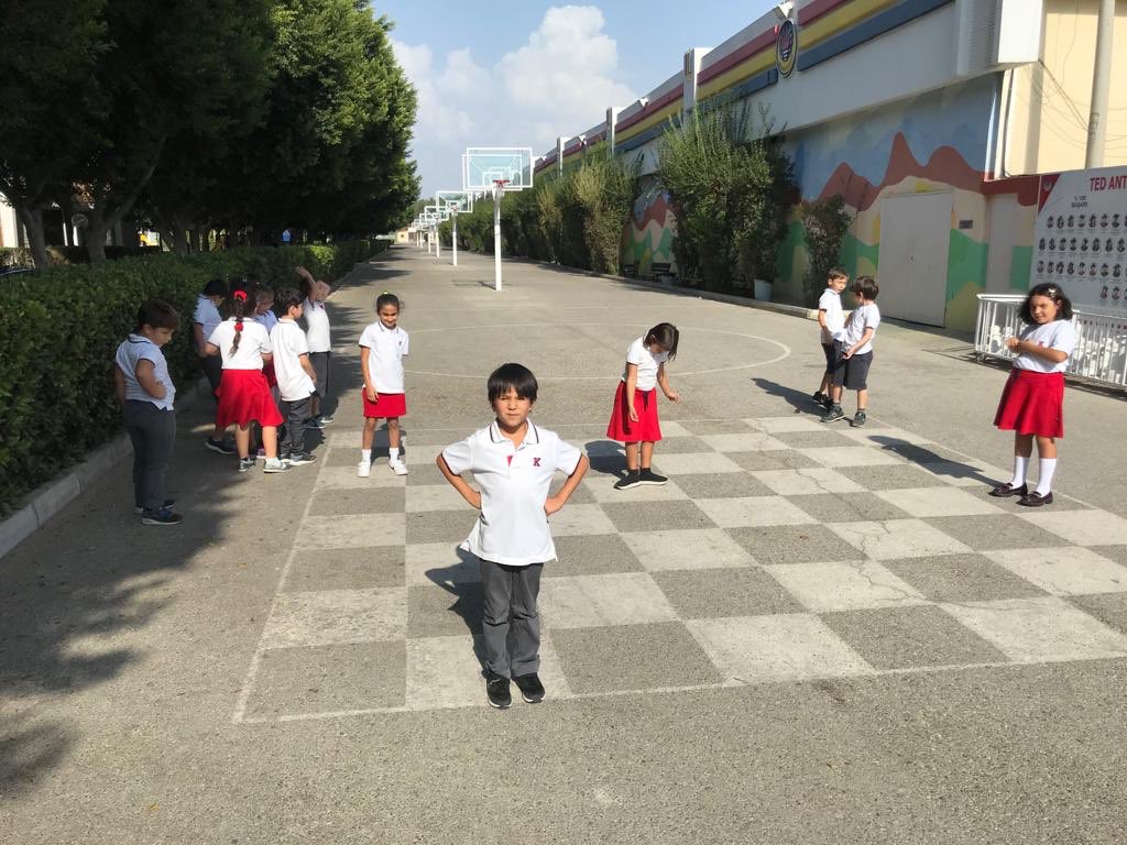 tedantalyakolej's tweet photo. 2.sınıf öğrencilerimiz “Tavşan ve Havuç” oyunuyla algoritmik düşünme becerilerini geliştirmeye devam ediyor. #codeweek #codeEU #coding #codeeu2018 #codeweekeu2018 #codeweekEUtedantalya #tedantalya #tedantalyabilisim https://t.co/nZPpBzj5Vf