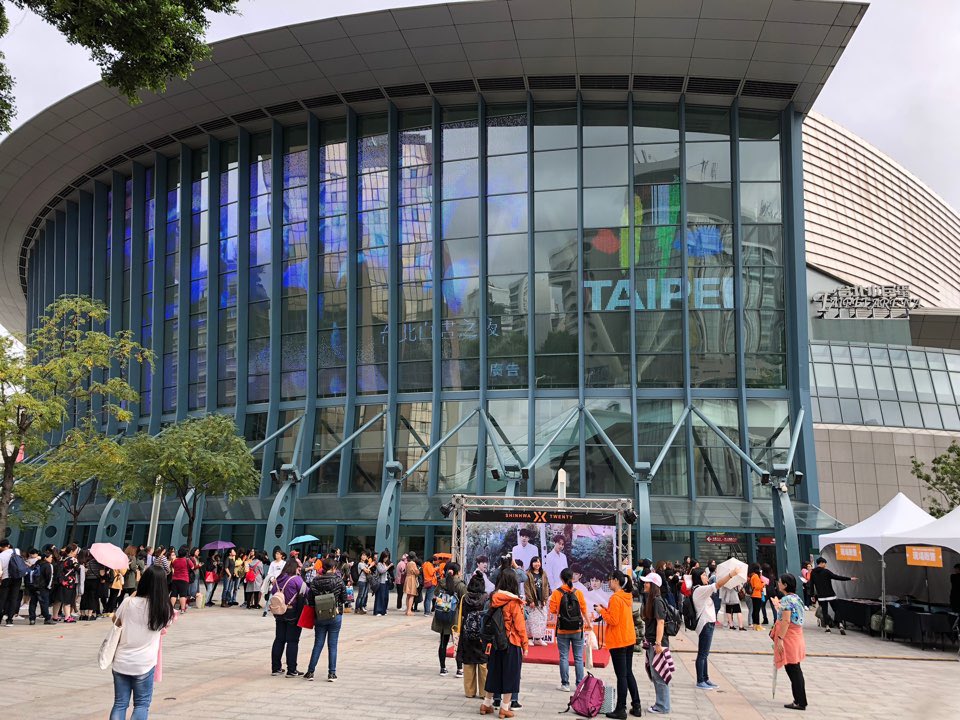 ShinhwaCompany's tweet photo. 신화 20주년 콘서트 HEART TOUR IN TAIPEI가 열리는 타이베이 아레나에는 벌써부터 많은 대만 신화창조 여러분들이 함께 해 주고 계십니다🙂

공연장에서는 대만 팬분들을 만나기 위한 현장 리허설이 진행되고 있습니다! 
너무나 기대되는 HEART TOUR IN TAIPEI
잠시 후에 만나요!! 대만 신화창조 ❤️❤️ https://t.co/Dxh6sdxHCX