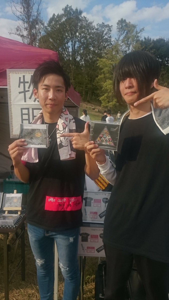 mog2staff's tweet photo. THE AFTER ALL'SさんLIVEお疲れ様です！

1st シングル 2nd シングル
各500円です(*°∀°)

物販もよろしくです(*°ω°*)♪ https://t.co/waYTT61ZQG