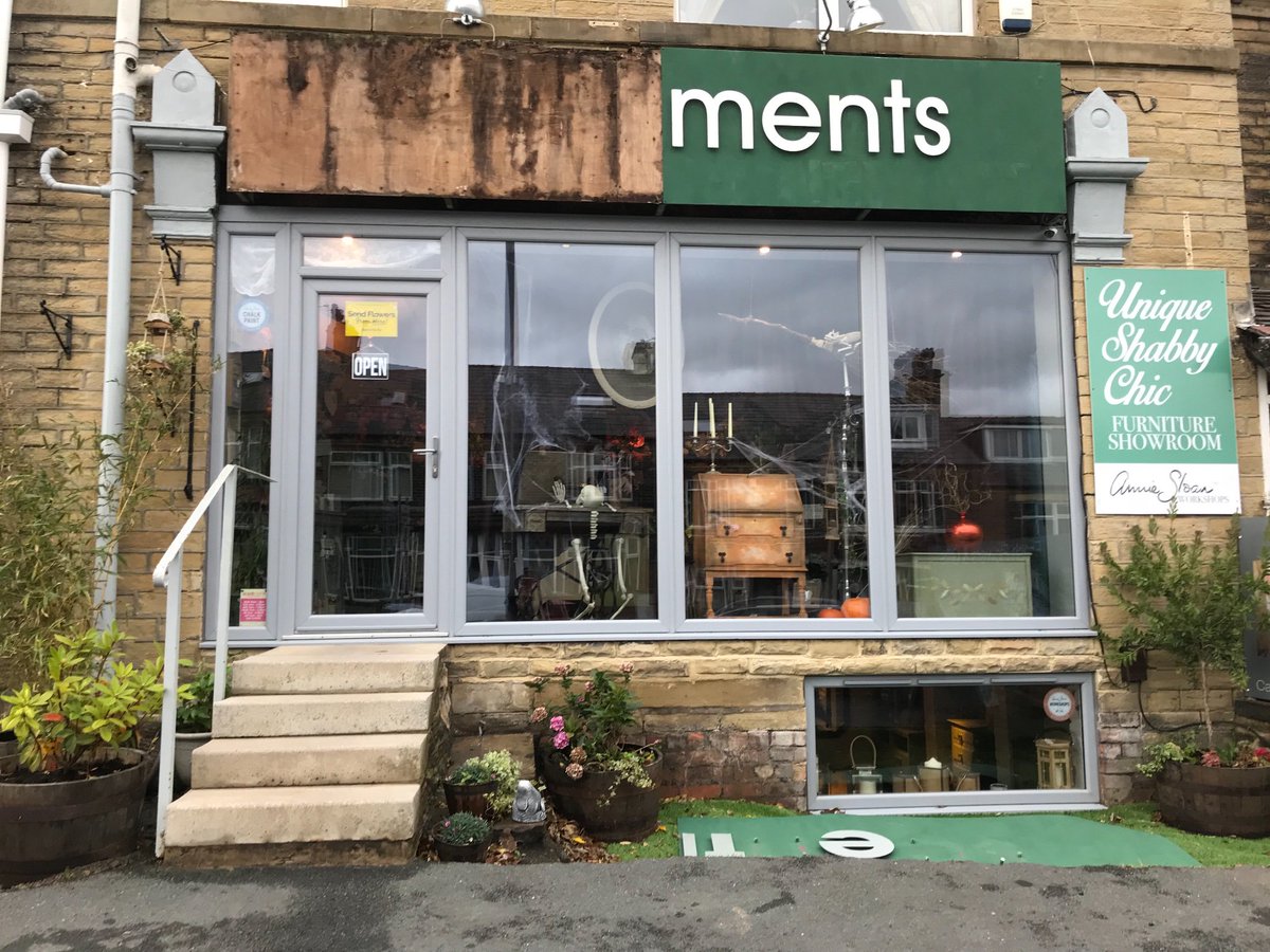 ScentimentsBfd's tweet photo. OMG Our sign has blown off #scentiments https://t.co/JOfEWxpCRX