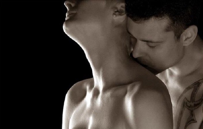 руками в твою шею. обнимает девушку сзади. руками в твою шею. фото поцелуев в грудь. руками в твою шею.