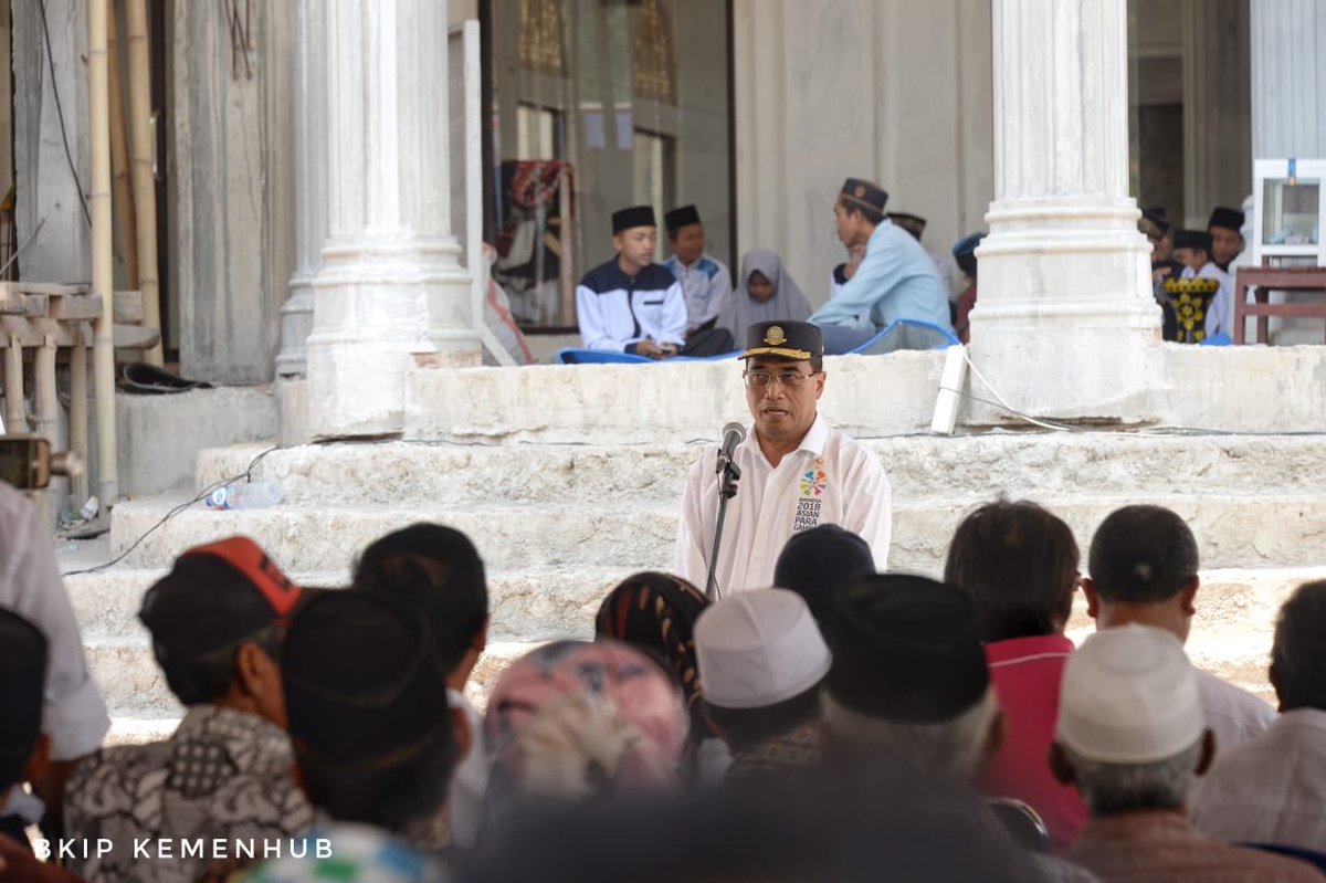 BudiKaryaS's tweet photo. 2. Selain itu, saya mewakili Elek Yo Band bersama Yayasan Pundi Amal Peduli Kasih Indosiar dan SCTV menyalurkan hasil penggalangan dana untuk membantu rehabilitasi 2 pesantren dan 1 masjid di Lombok Utara. Semoga silahturahmi ini menambah semangat masyarakat NTB. -BKS https://t.co/aWFdmFCswd