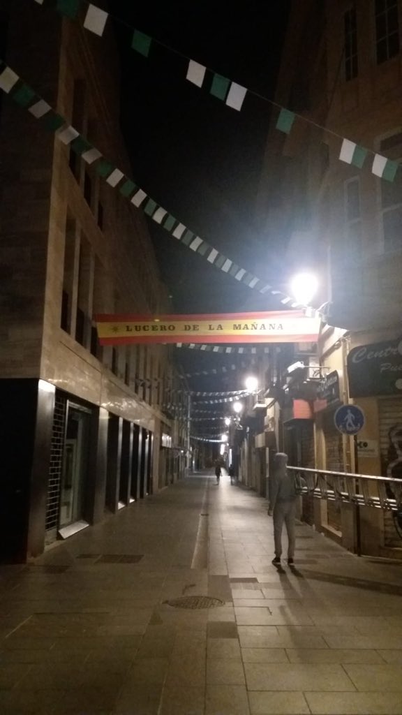 GJovenViaCrucis's tweet photo. Así se presentan decoradas las calles para Nuestra Señora de la Esperanza Coronada....

Gracias a los jóvenes de varias cofradías de la ciudad..... https://t.co/de84EdbejP