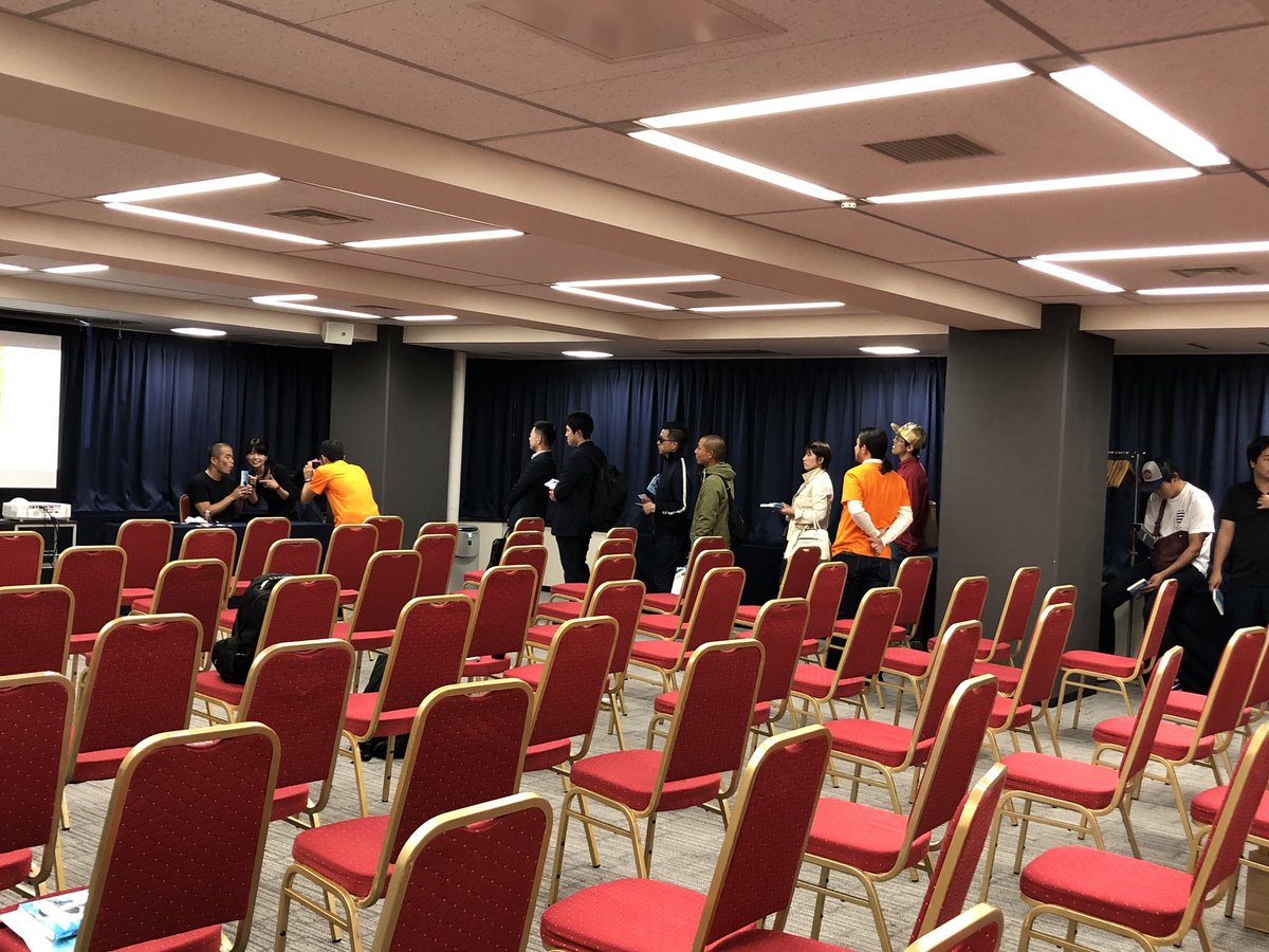 HARASAKU's tweet photo. 田端さんの講演会無事終了！
只今サイン会の真っ最中です。
皆さん有難うございました。
#田端博多 https://t.co/eKTBpfUF3L