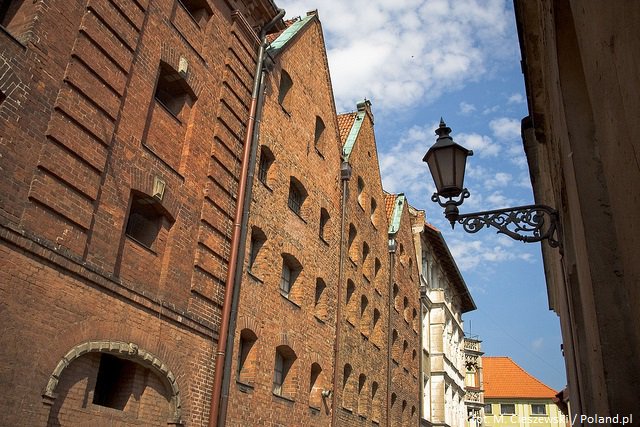 Polska's tweet photo. Cóż za wspaniały #WeekendInPolska! Dziś zapraszamy do pięknego Torunia, miejsca narodzin wielkiego Mikołaja Kopernika.
Najsłynniejszym produktem miasta są oczywiście toruńskie pierniczki. Długa tradycja ich wyrobu w Toruniu sięga XIII wieku. 🧡 https://t.co/JVzNziQxBs