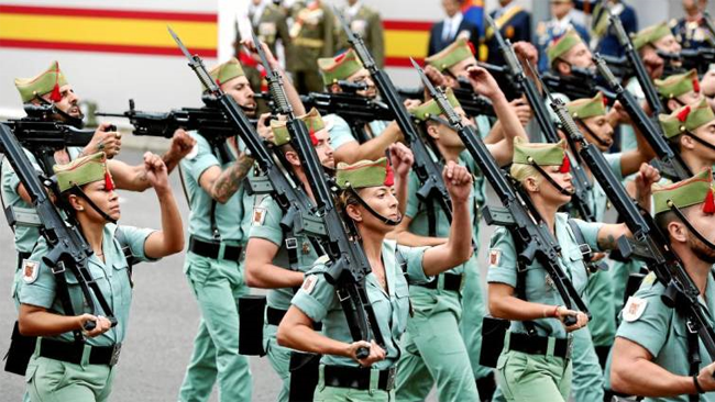 ANLH_JOMunilla's tweet photo. 🇪🇸 FIESTA NACIONAL 2018 | Legionarias, artilleras y fusileras https://t.co/aijoHinYNS (vía La Razón) 30 años de presencia femenina en el Ejército. #OrgullososDeSerEspanoles #12octFiestaNacional #DFN2018 #12O #DiaDeLaHispanidad #LaLegión @Lalegion_es https://t.co/0muWcE7aql