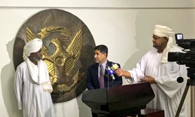 WHOEMRO's tweet image. WHO Regional Director Dr Ahmed Al-Mandhari and FMOH, HE Mr. Abo Zaid Mostafa, are heading to #Kassala, this morning to see on the ground the health situation in the state and the response to #Chinkungunya. Dr Al-Mandhari arrived in Sudan 🇸🇩for the @EMRC65