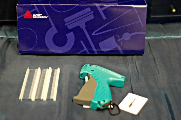 SuperHanger1's tweet image. Dennison Needles for Tag Gun pack of 5. Available at buff.ly/2EoocJI! #TagGun #LaundrySupplies