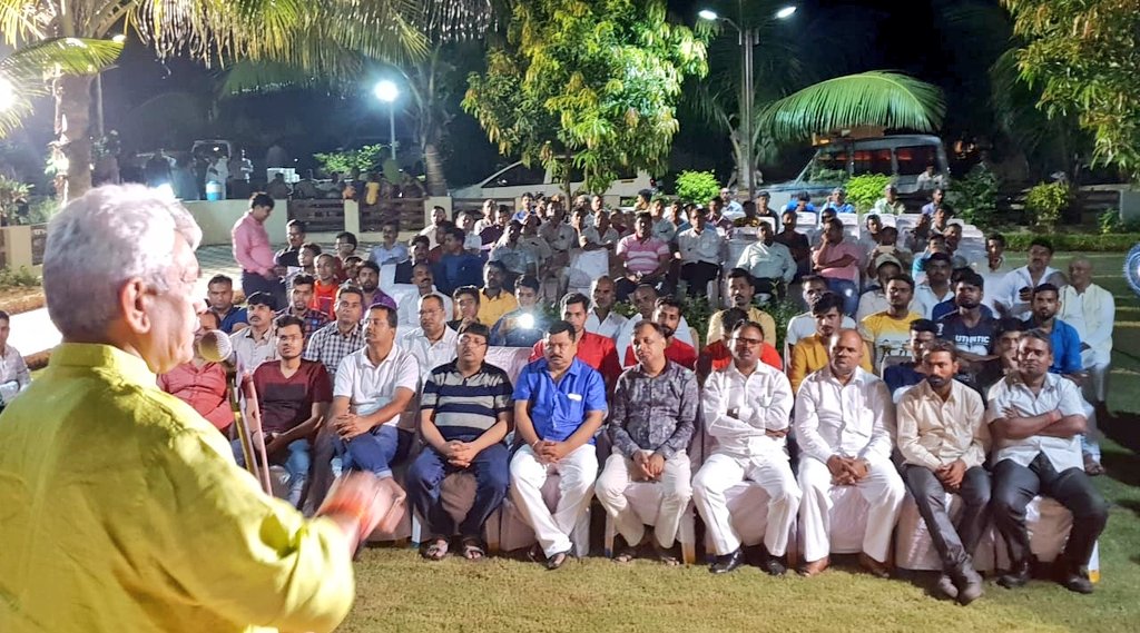 ManojSinhaGzp's tweet photo. केवल गाज़ीपुर में रहने वाले लोगों तक ही नहीं बल्कि जिले के दूर दराज शहरों में रहने वाले लोगों के भी कुशलता एवं भले का @manojsinhabjp जी को ध्यान है । सुरत, गुजरात में गाज़ीपुर जिले के लोगों द्वारा आयोजिय एक सभा में श्री मनोज सिन्हा जी । 
#ghazipurkagaurav #गाज़ीपुर_का_गौरव https://t.co/OVuTEhWxvZ