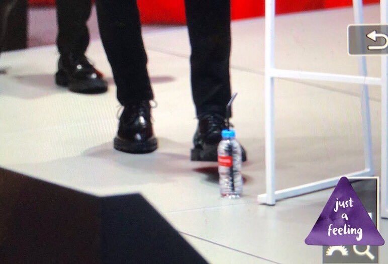 HyunmeenAha's tweet photo. มีที่ไหนเดินเตะขวดน้ำ แล้วเหยียบซ้ำจนน้ำพุ่งอ่ะ ถ้าไม่เด๋อคือฮวังตัวปลอมถูกมะ 555555555555555555555 https://t.co/1lXwuHRiyd