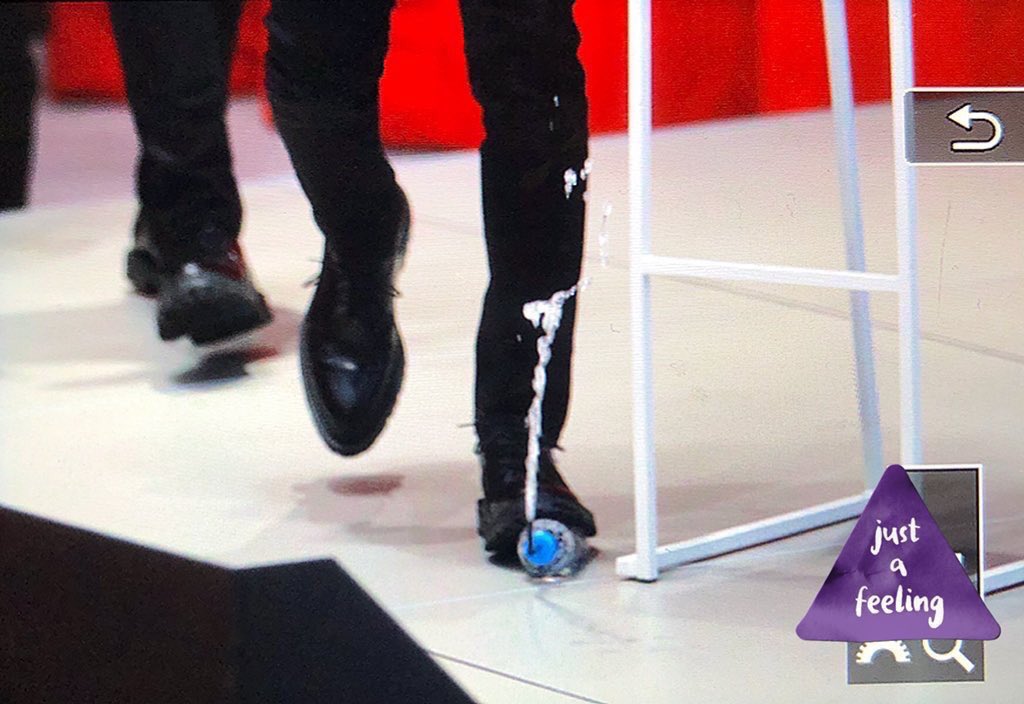 HyunmeenAha's tweet photo. มีที่ไหนเดินเตะขวดน้ำ แล้วเหยียบซ้ำจนน้ำพุ่งอ่ะ ถ้าไม่เด๋อคือฮวังตัวปลอมถูกมะ 555555555555555555555 https://t.co/1lXwuHRiyd
