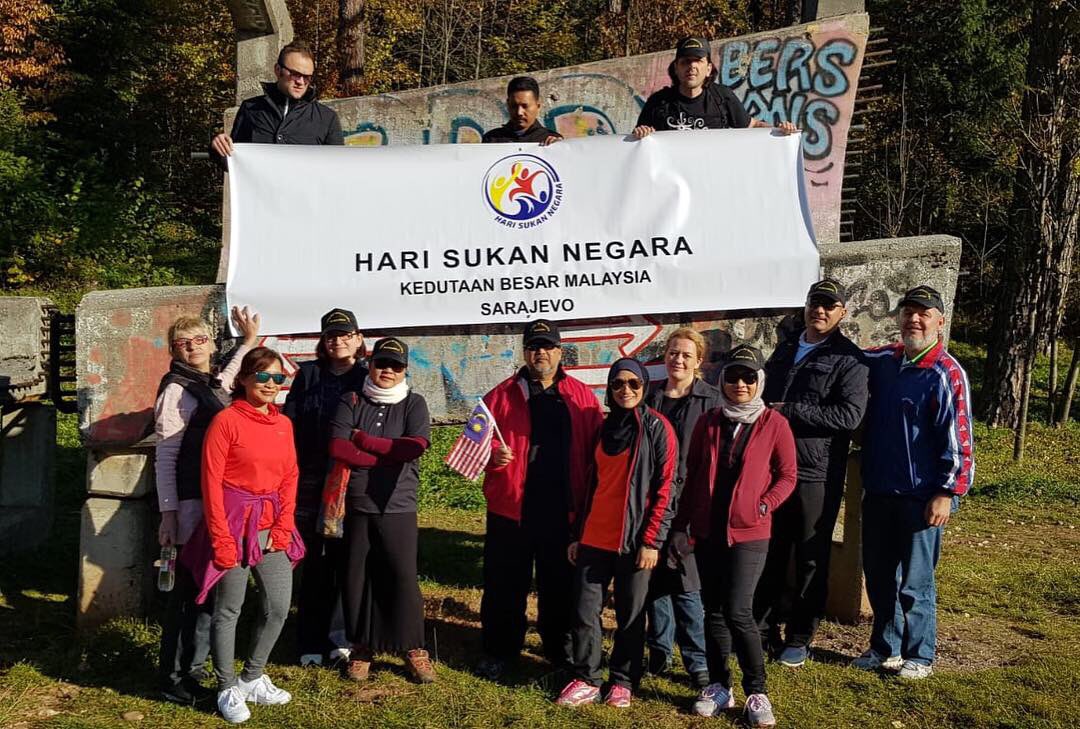 MYEmbSarajevo's tweet photo. Sambutan Hari Sukan Negara 2018 peringkat Kedutaan Besar Malaysia Sarajevo. Mendaki bukit Trebevic yang terletak kira-kira 19 km dari Old Town Bascarsija 
#HSN18 #JomTurunPadang 
@HariSukanNegara @KBSMalaysia https://t.co/tzotIvoxZE
