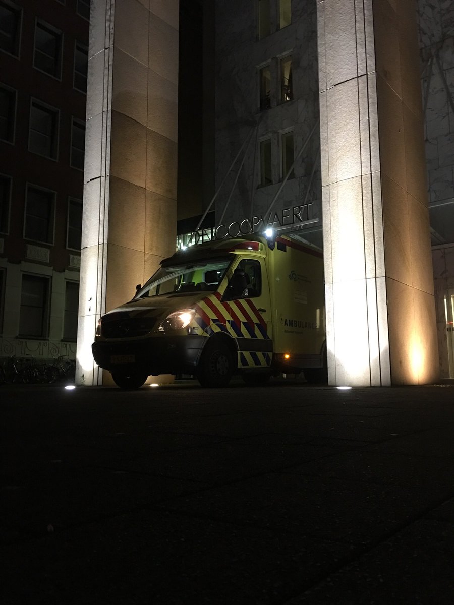 heer_78's tweet photo. Was weer een gezellig druk Rotterdams nachie! #dronkendroppies @AmbulanceZorgRR #paraat #grotegele #112 #grotestad #rotterdam #azrr https://t.co/hQzVmNS7eI