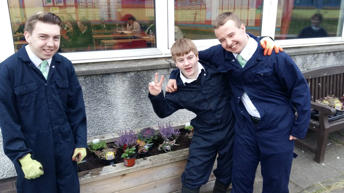 StMoChickBees's tweet photo. The #Horticulture students @St_Maurice_High designing and planting out our school planters #schoolgardening https://t.co/cPd9ATNrvK