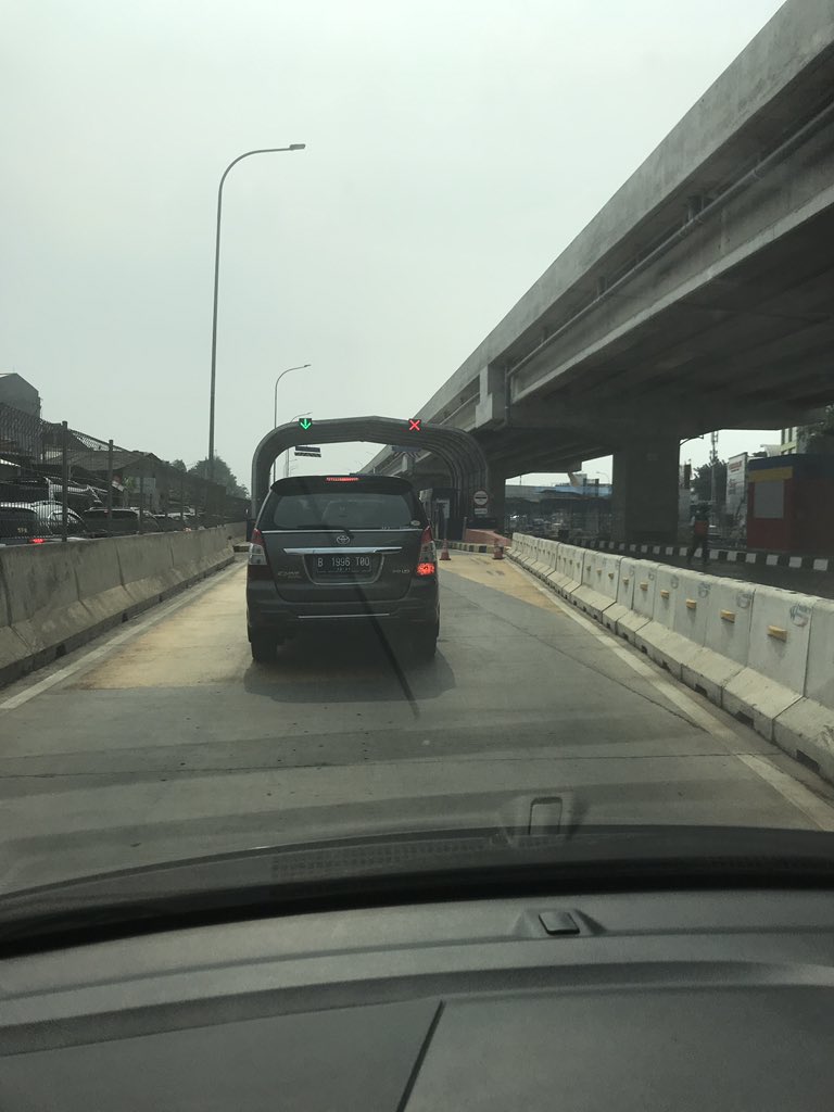 dedyhalim's tweet photo. @Tol_Becakayu di gate Jakasampurna , Galaxi, dari 4 gardu hanya dibuka 1 gardu saja, perlu 25 menit untuk transaksi https://t.co/xKnuN7ZmO3