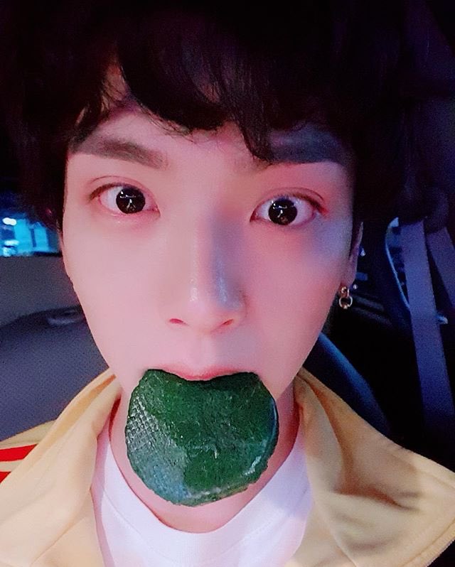 NFlyingItalia's tweet photo. [INSTAGRAM] 121018 || Aggiornamento di letsroll_nf

“ Il tteok* è ovviamente Gaetteok**!!!
#NFlying #Jaehyun #Vestiti #Casual #TortaDiRiso #TortaDiRisomugwort #TortaDiRiso #PrimaDiMangiare #DopoMangiato #Contrario #2Idiots #QualÈ #IlProssimo #Argomento “ https://t.co/YR1SK9zGMt