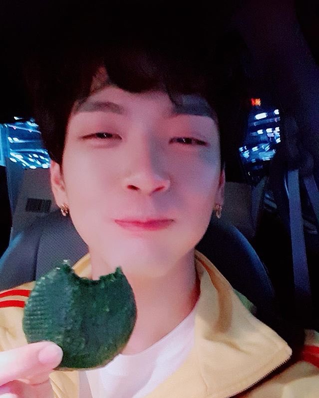 NFlyingItalia's tweet photo. [INSTAGRAM] 121018 || Aggiornamento di letsroll_nf

“ Il tteok* è ovviamente Gaetteok**!!!
#NFlying #Jaehyun #Vestiti #Casual #TortaDiRiso #TortaDiRisomugwort #TortaDiRiso #PrimaDiMangiare #DopoMangiato #Contrario #2Idiots #QualÈ #IlProssimo #Argomento “ https://t.co/YR1SK9zGMt