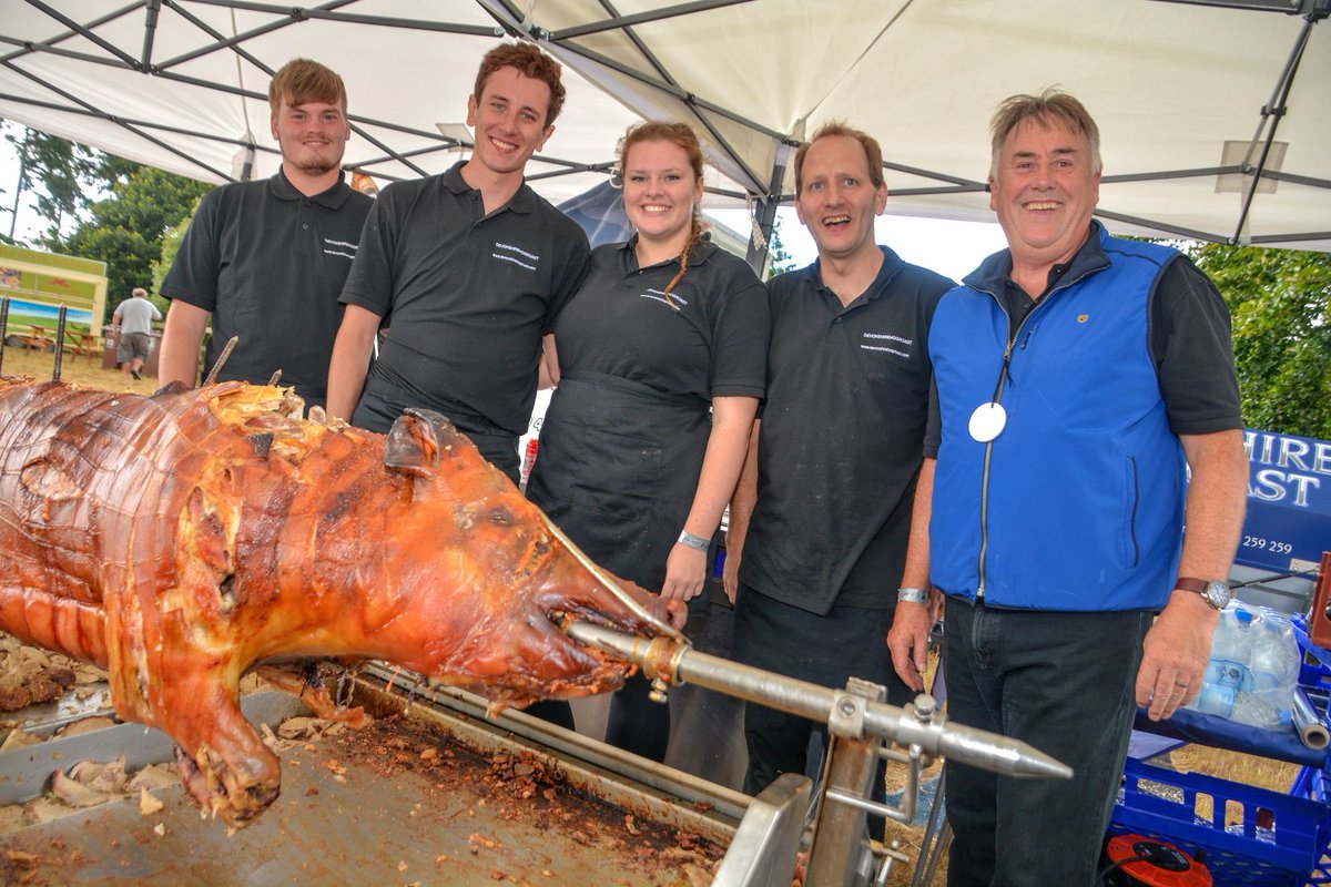 middevonshow's tweet photo. The guys at Devon Hog Roast were a very popular stop off (Especially for show organiser @colin_nation !)
#hogroast #middevonshow #middevonshow2018 #knightshayes #nationaltrust #tiverton #cullompton #crediton #middevon #devon
Picture thanks to @lewis_clarke88 https://t.co/YB0KXNEAC7