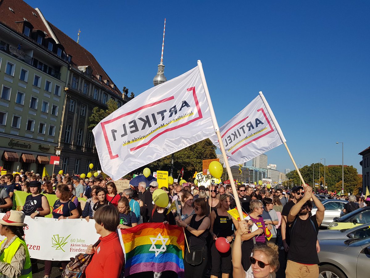 "Die Würde des Menschen ist unantastbar". #Artikel1 bei der Großdemo gegen Ausgrenzung #unteilbar in #Berlin. #wirsindmehr