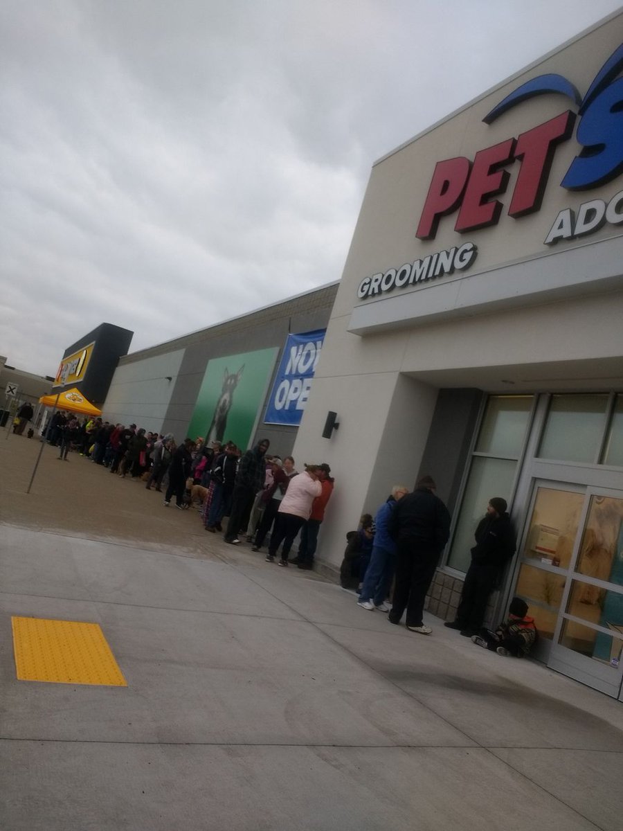 Long lines waited for the grand opening of PetSmart this morning at Tecumseh Mall. https://t.co/CWbTVTp8og