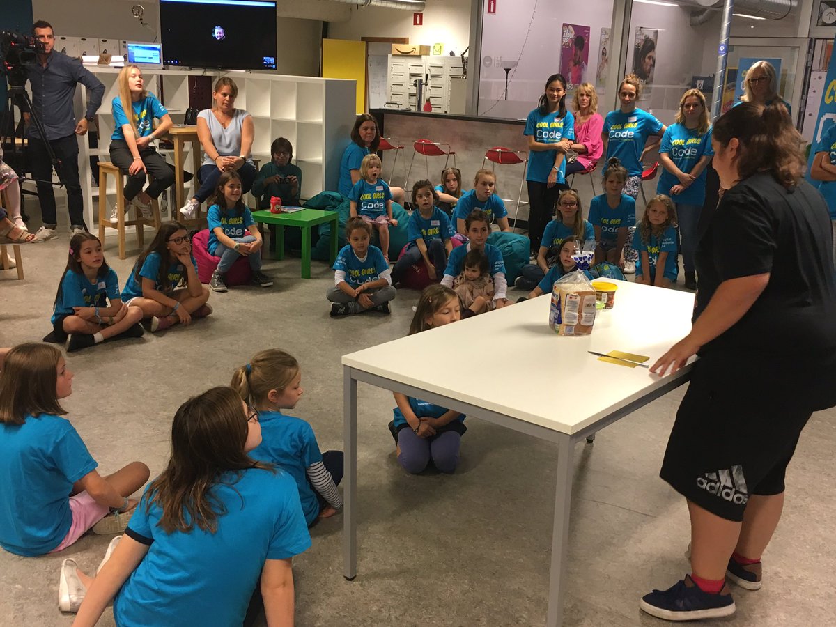 pbalancier's tweet image. Démarrage de l’après-midi Cool Girls Code #Coding4Girls @LeanSquareBE #WallCode @CoderDojo4Divas @CoderDojoBe @digitalwallonia