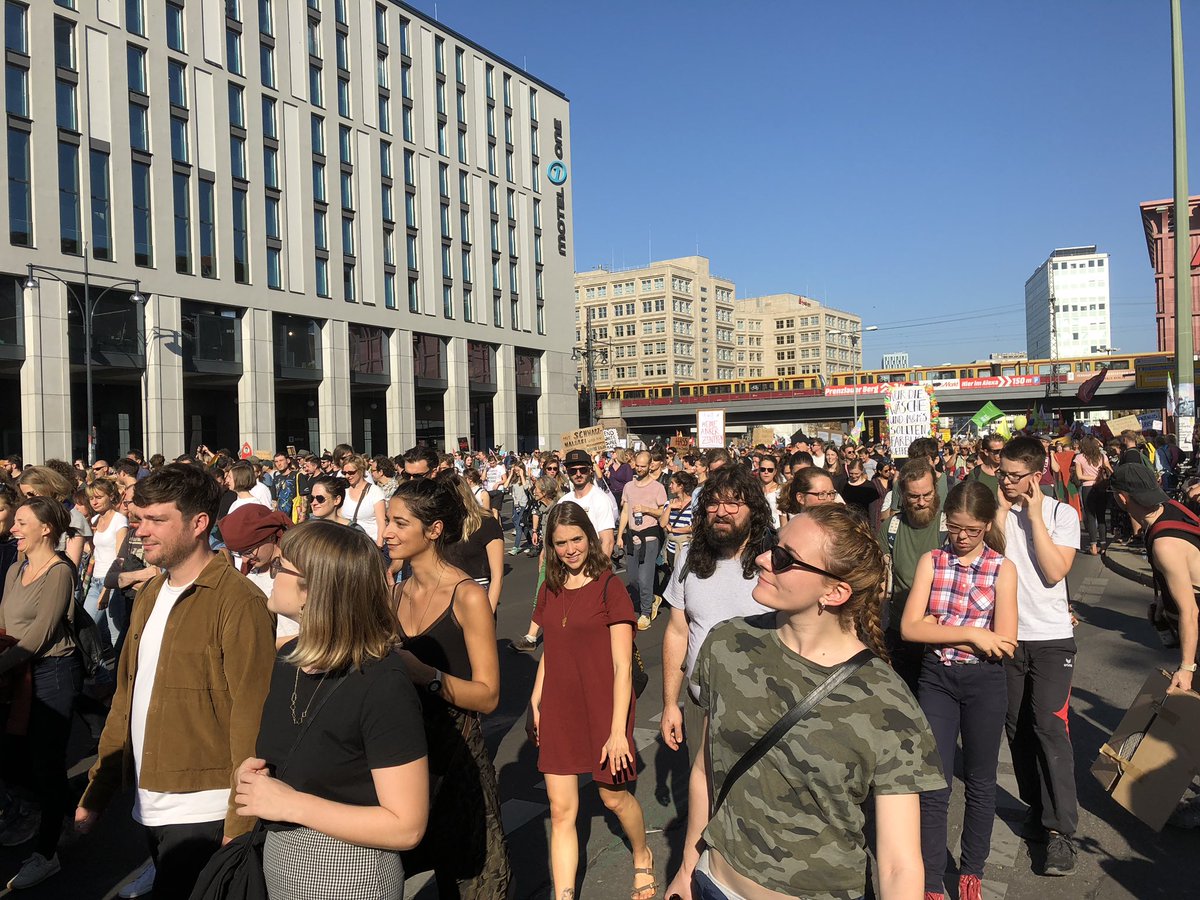 reportrp's tweet photo. Coole Musik und tolle Stimmung! Es ist wirklich so: #wirsindViele und #unteilbar  👍😎✌️#Berlin #alexanderplatz https://t.co/7EnbM5wFbk