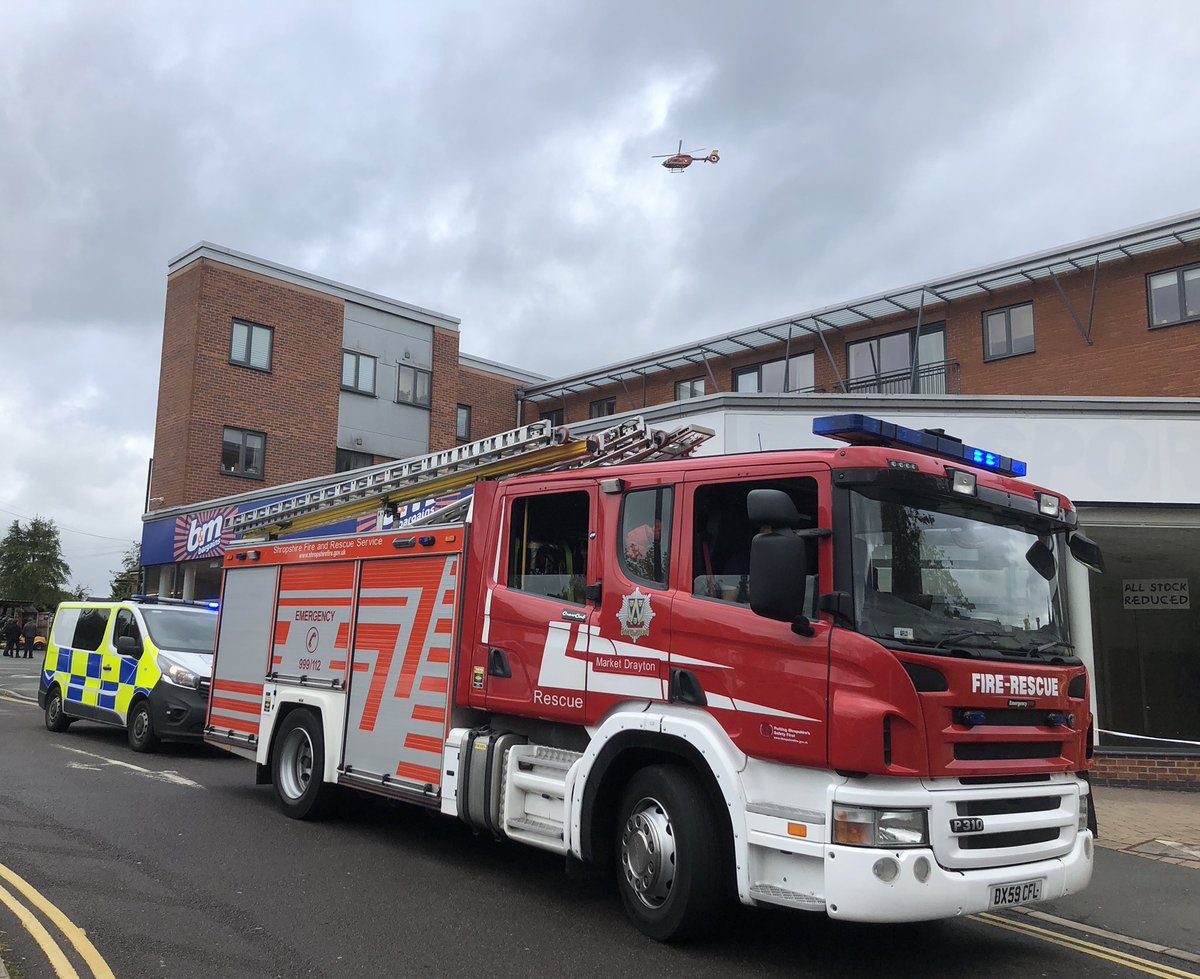 SFRS_MDrayton's tweet photo. Currently in attendance at large tree fallen in the centre of #MarketDrayton 🌳 One casualty rescued and taken to hospital by land ambulance 🚑 partnership working with @MDraytonCops @OFFICIALWMAS @MAAHMED03 @WestMerciaOCC 🚒🚓🚑 #jesip #todaywemadeadifference #alloneteam https://t.co/M69w3BDxH9