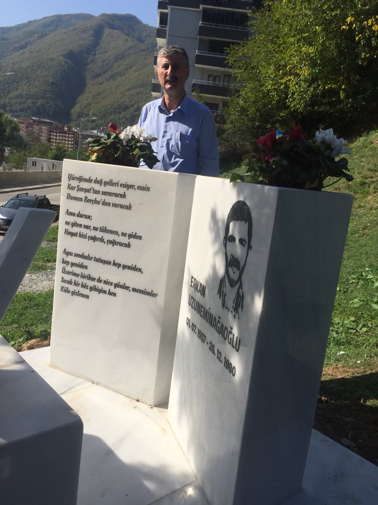 alper_tas's tweet photo. Artvin Borçka’da Partimizin İl Örgütü kampı öncesi  Erkan Uzuneminağaoğlu’nun dayanışma ile yenilenen mezarı başında buluştuk. https://t.co/aNylTtIczI