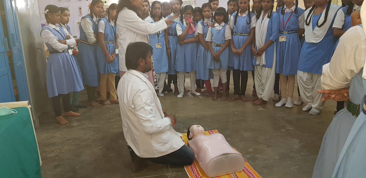 DrManojKumarSa4's tweet photo. Very good initiative  of mp govt,l. I Dr manoj kumar sahu educating  the govt school  children  in emergency  service BASIC LIFE SUPPORT  mearures, it is really  fantastic policy of indian govt,  i really  appreciate  it,  i would  like to take class in rural areas also https://t.co/yvPlLPAnT9