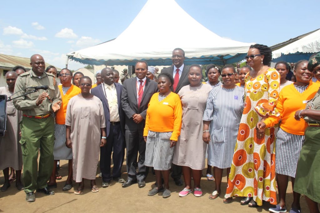 OCJKENYA's tweet photo. Chief Justice David Maraga today worshipped with inmates at the Nakuru Prison. He later held a session where the inmates, comprising convicted prisoners and remandees, made candid presentations about various issues affecting their welfare. https://t.co/x6M4KD1D0k