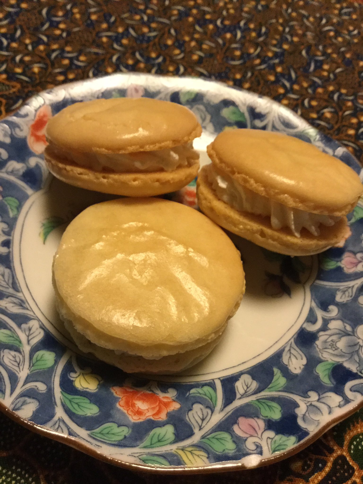 西蓮 マカロン焼けました ガーナチョコレートのサイトのレシピ使用 材料はケチらず正確に軽量 Seriaアーモンドプードル購入 g 108円 粉糖は水分を吸収させる為 使いかけはng ホイップはマックスバリュの絞るだけのヤツ イエーイ エアカレー沢