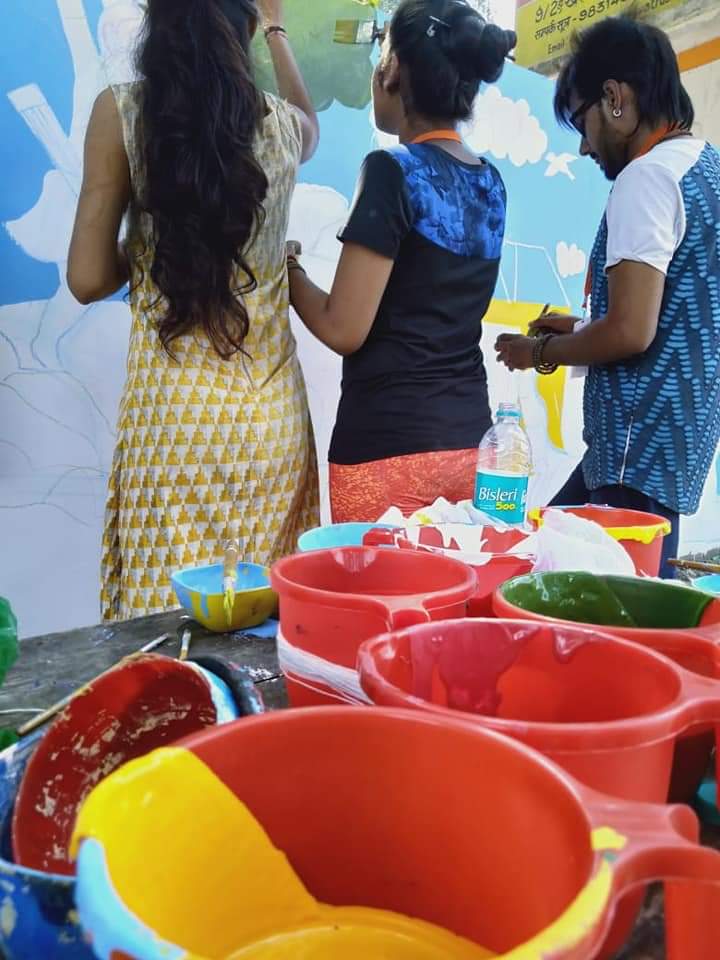 ayodhyaartfest's tweet photo. Day2: Participants up on their walls, finishing up sketches, Paints Distribution, #Ramayana coming alive.
#AyodhyaArtFest https://t.co/DnsxTeyvx3